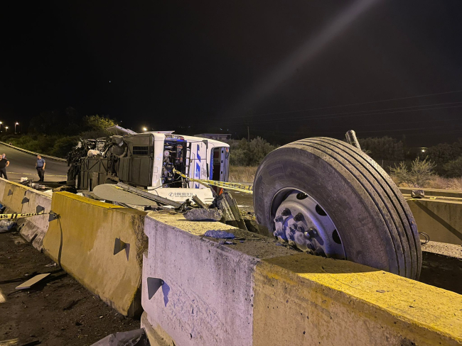 Hatay'da yolcu otobüsü devrildi: 40 yaralı