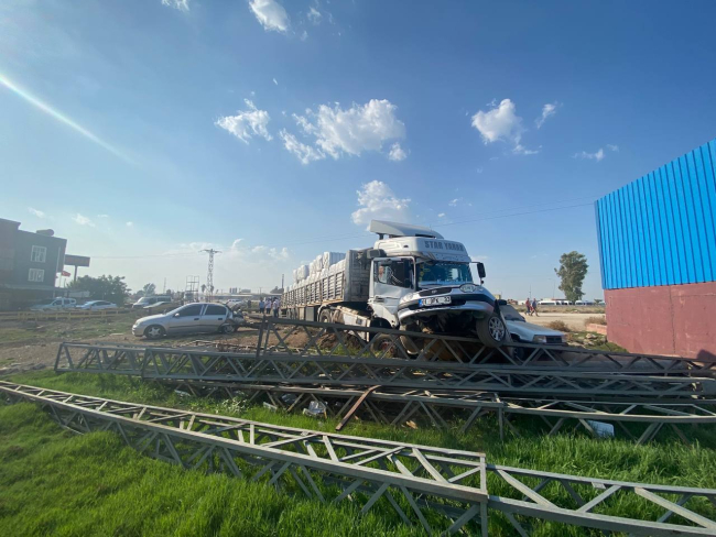 Adana’da 6 aracın karıştığı kazada 3 kişi yaralandı