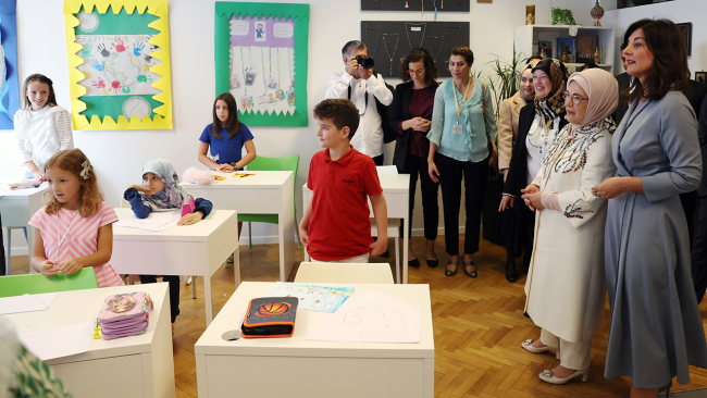 Emine Erdoğan, Zagreb'de ilkokulu ziyaret etti