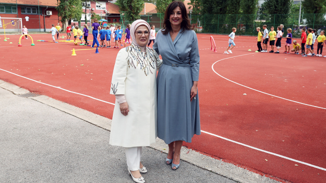 Emine Erdoğan, Zagreb'de ilkokulu ziyaret etti