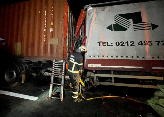 Anadolu Otoyolu'nda tır ile kamyon çarpıştı: 1 ölü