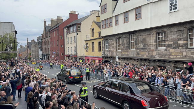 Kraliçe Elizabeth'in cenazesi İskoçya'nın başkenti Edinburgh'a götürüldü
