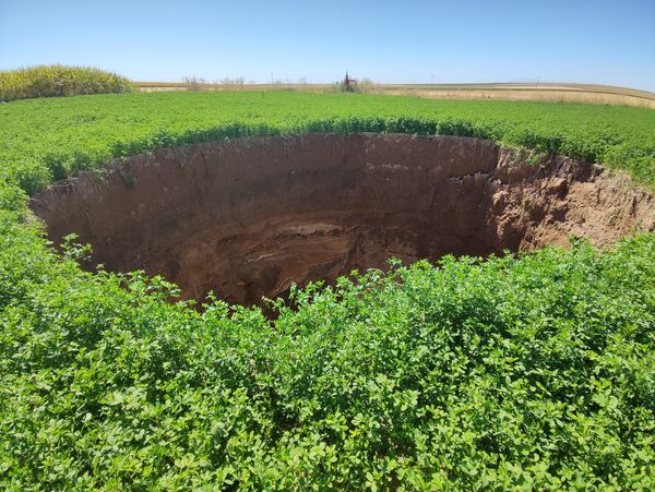 Konya'da 25 metre derinliğinde obruk oluştu