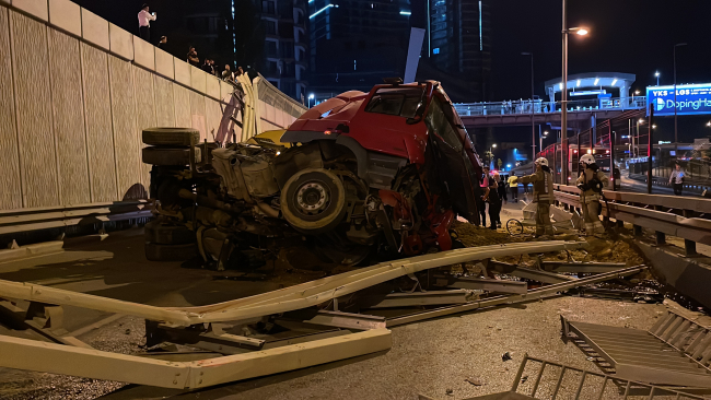 Kadıköy'de hafriyat yüklü kamyon çevre yoluna düştü