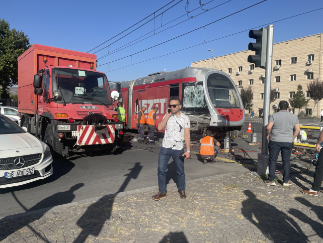 Kayseri'de halk otobüsüyle tramvay çarpıştı