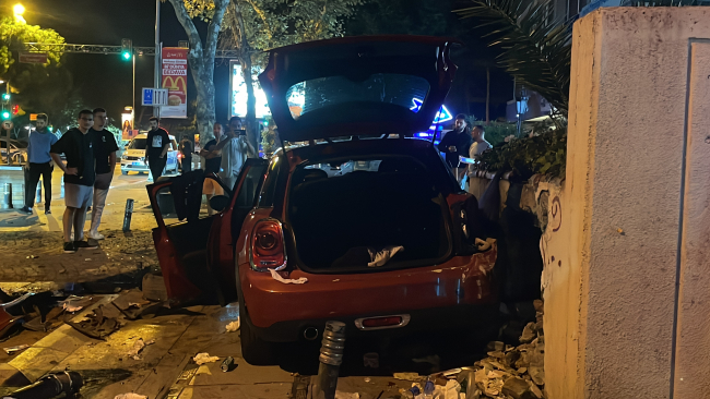 Kadıköy'de otomobil duvara çarptı: 3 yaralı