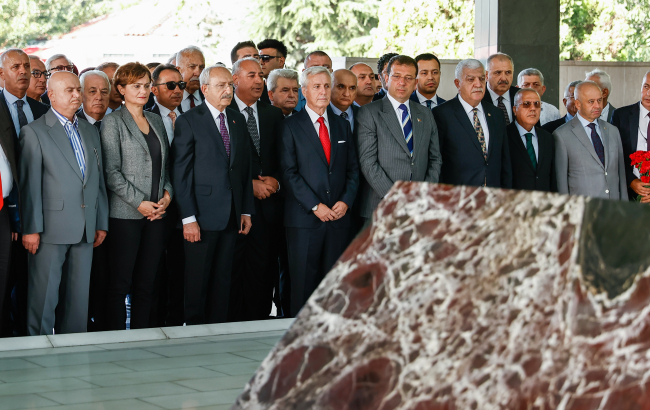 CHP Genel Başkanı Kılıçdaroğlu, Özal ve Menderes'in anıt mezarlarını ziyaret etti