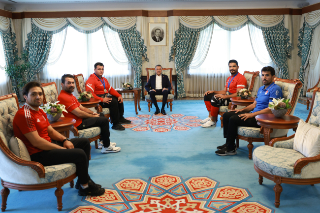 Cumhurbaşkanı Yardımcısı Oktay, milli güreşçiler Kayaalp ve Akgül'ü kabul etti