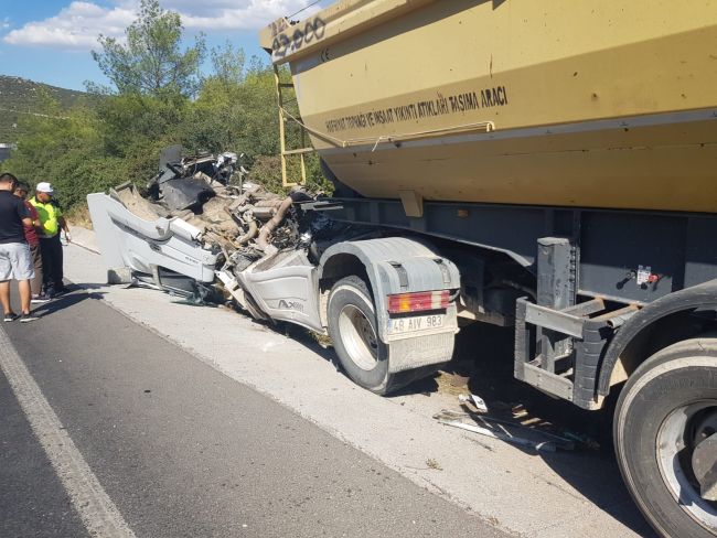 Muğla'da kamyonet tırla çarpıştı: 1 ölü
