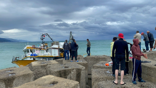 17 personeli bulunan balıkçı teknesi karaya oturdu