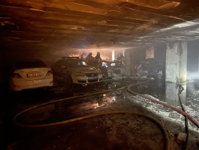 Ümraniye'de otoparkta yangın: 5 otomobil kül oldu