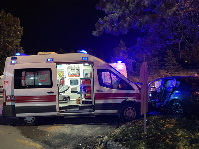Erzurum'da ambulans ile otomobil çarpıştı: 2 yaralı