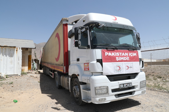 Türk Kızılay'dan Pakistan'a 4 tır insani yardım