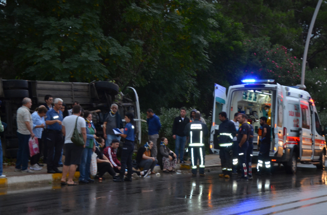 Antalya’da servis midibüsü devrildi: 9 yaralı
