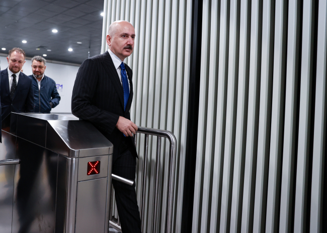 Bakan Karaismailoğlu Sabiha Gökçen Havalimanı'na metroyla geldi