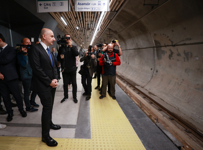 Bakan Karaismailoğlu Sabiha Gökçen Havalimanı'na metroyla geldi