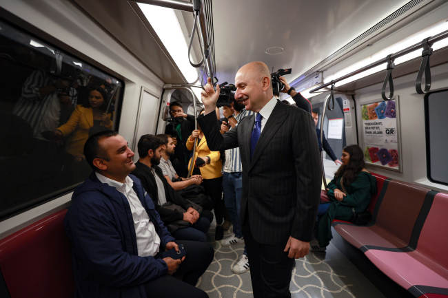 Bakan Karaismailoğlu Sabiha Gökçen Havalimanı'na metroyla geldi