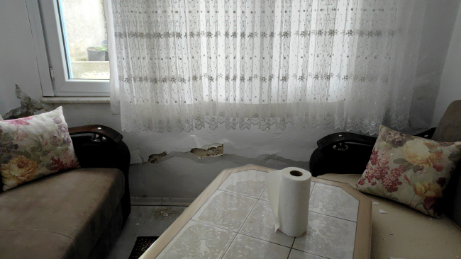 İstanbul'da taş ocağındaki dinamit patlaması evlere zarar verdi