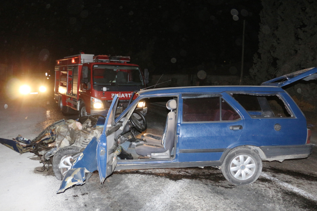 Manisa'da park halindeki tıra çarpan otomobilin sürücüsü ağır yaralandı