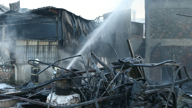 Kocaeli'de petrol tesisindeki yangın söndürüldü