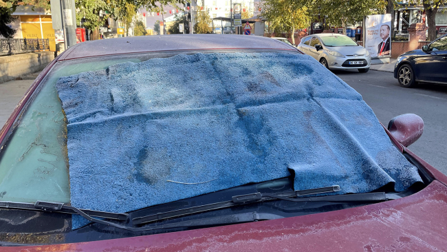 Doğu'da araçların camları buz tuttu
