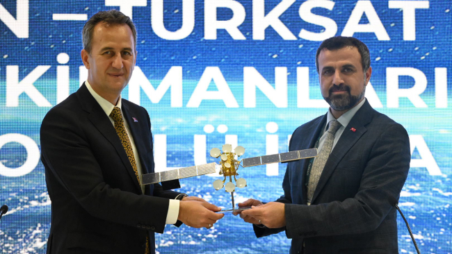 Törende imzaları TÜRKSAT Genel Müdürü Hasan Hüseyin Ertok (Sağda) ile ASELSAN Yönetim Kurulu Başkanı ve Genel Müdürü Haluk Görgün attı.