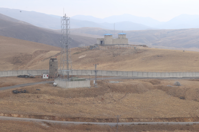 Bakan Soylu İran sınırındaki güvenlik duvarı çalışmalarını inceledi