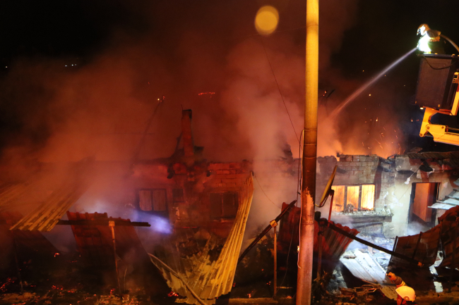Manisa'da yangın: 2 ev kullanılamaz hale geldi