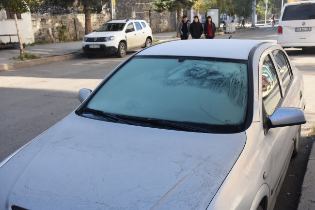 Kars'ta soğuk etkili: Araç camları buz tuttu