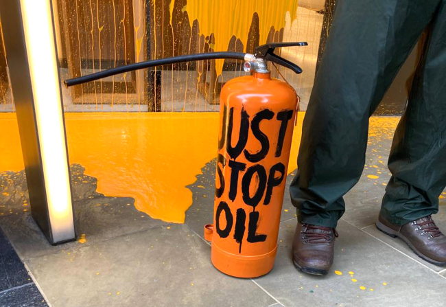 İklim aktivistleri lüks bir mağazanın vitrinini boyadı