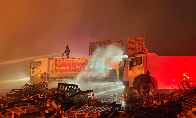 Mersin'de palet fabrikasında yangın