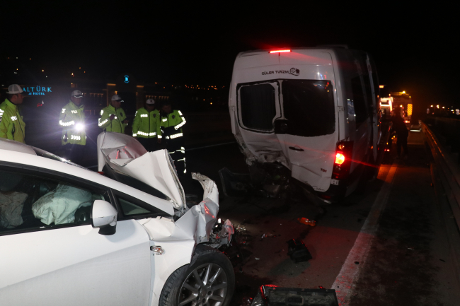Kocaeli'de otomobille minibüs çarpıştı: 6 yaralı