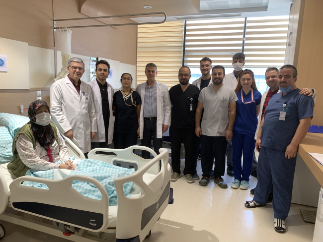 Doktorlar peş peşe iki hastaya karaciğer ve böbrek nakli yaptı