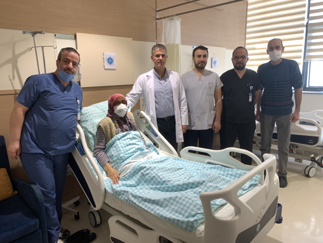 Doktorlar peş peşe iki hastaya karaciğer ve böbrek nakli yaptı