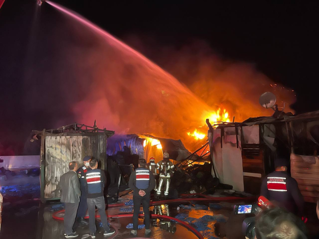 Bursa'da soğuk hava deposunda yangın: 5 yaralı