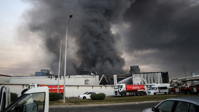 Bursa'da fabrika yangının dumanı kenti kapladı