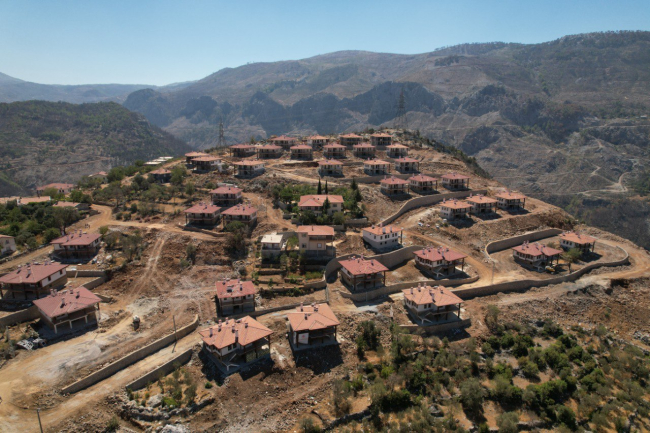 Antalya'da yapımı tamamlanan 187 konut afetzedelere teslim edildi