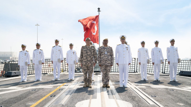 Türk askeri gemisi Dünya Kupası için Katar'da