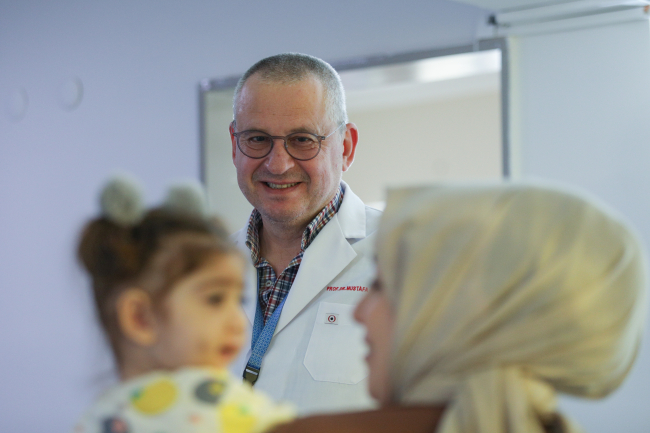 Adaşının kalbiyle yaşama tutundu