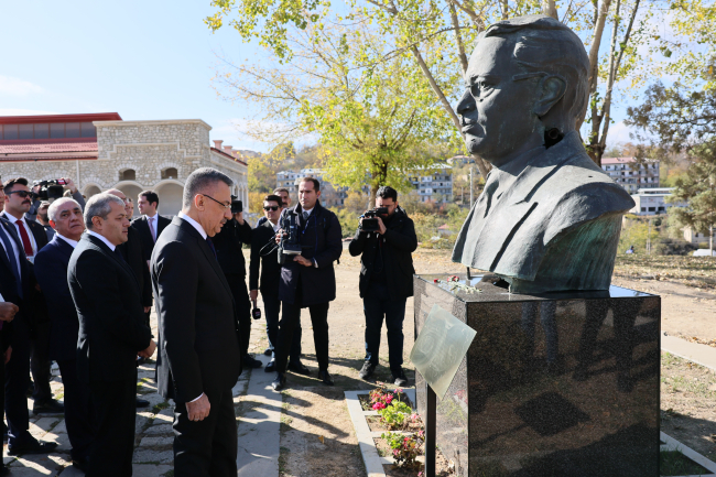 Cumhurbaşkanı Yardımcısı Oktay Şuşa'yı ziyaret etti
