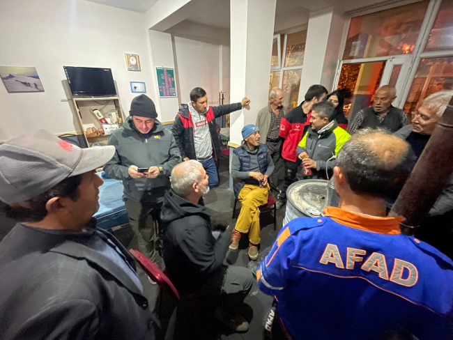 Uludağ'da mahsur kalan iki paraşütçü kurtarıldı