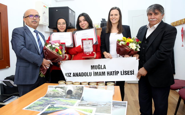 Lise öğrencileri zeytin ve mermer atıklarından organik gübre üretti