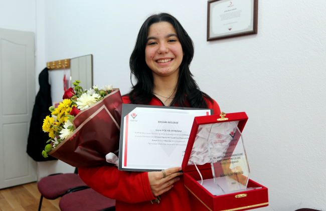 Lise öğrencileri zeytin ve mermer atıklarından organik gübre üretti