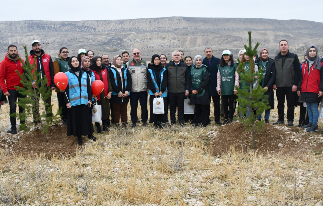 Sivas'ta `Milli Ağaçlandırma Günü`nde fidanlar toprakla buluşturuldu