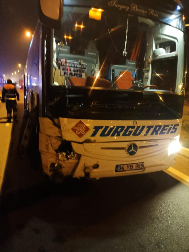 Sivas'ta yolcu otobüsüyle otomobil çarpıştı: 1 ölü, 1 yaralı