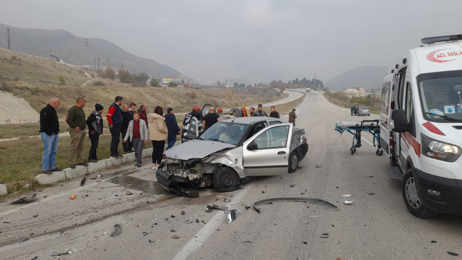Amasya'da 2 otomobil çarpıştı: 3 yaralı
