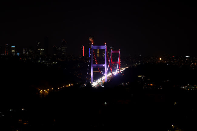 İstanbul'un köprüleri KKTC bayrağının renklerine büründü