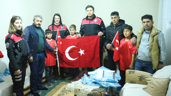 Bayrağa gönül veren Diyarbakırlı çocuklara polisten sürpriz