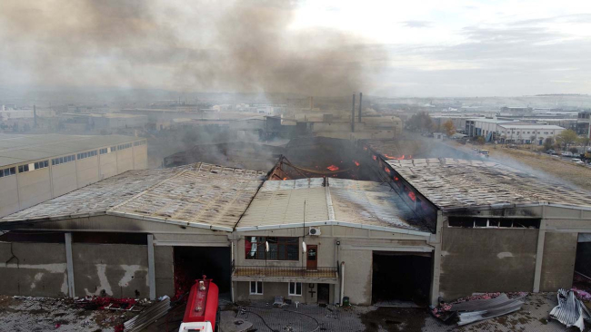 Uşak'ta tekstil deposunda yangın