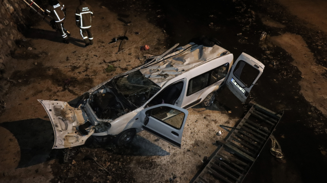 Bursa'da hafif ticari araç dereye uçtu: 2 yaralı